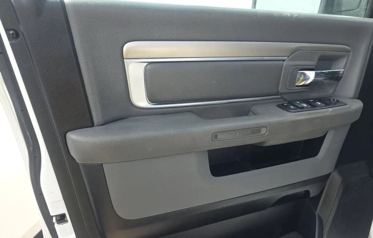2019 RAM 1500 CLASSIC SLT CREW CAB MEDIUM BED 6