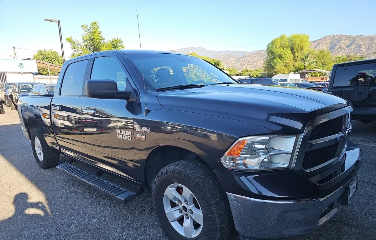 2017 RAM 1500 SLT CREW CAB MEDIUM BED 4