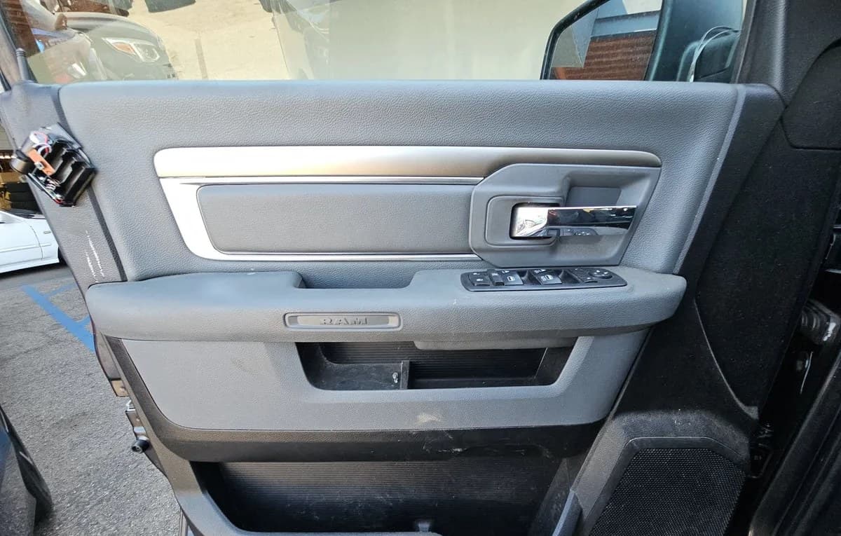 2017 RAM 1500 SLT CREW CAB MEDIUM BED 6