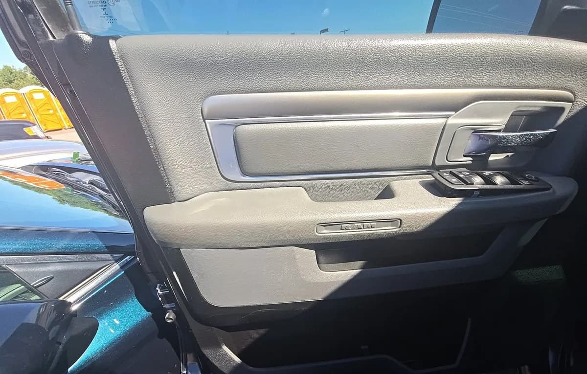 2017 RAM 1500 SLT CREW CAB SHORT BED 6