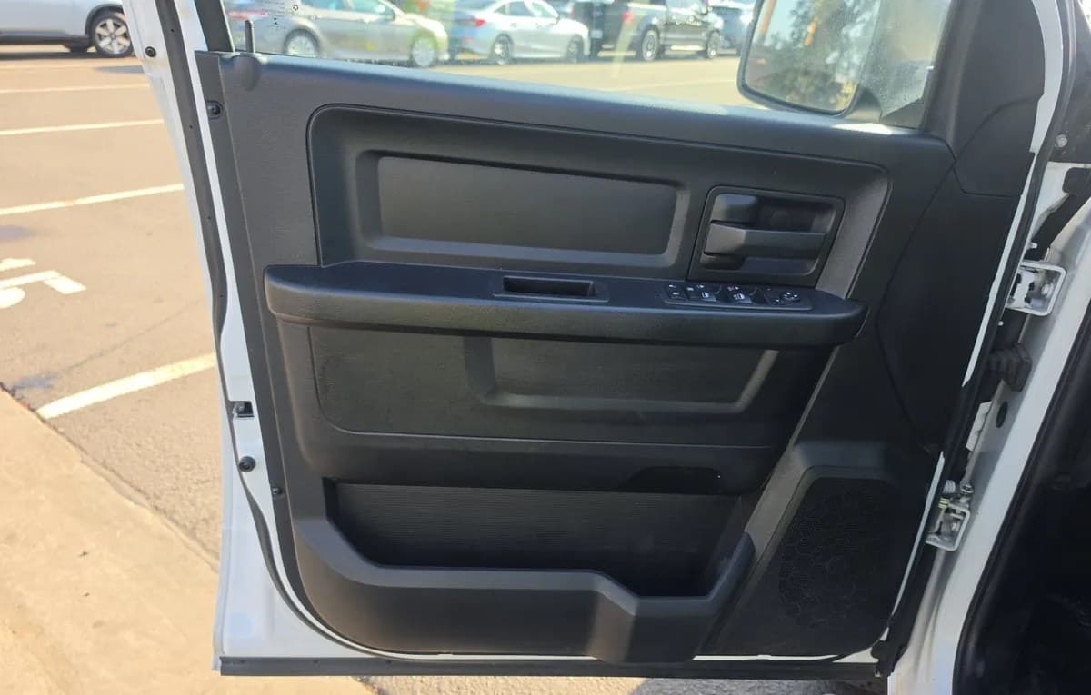2019 RAM 1500 CLASSIC TRADESMAN CREW CAB MEDIUM BED 6