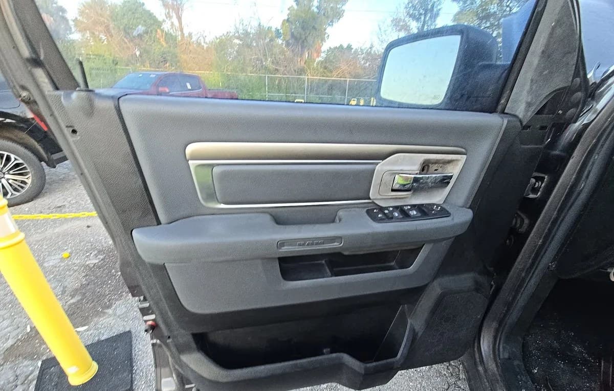 2019 RAM 1500 CLASSIC SLT CREW CAB MEDIUM BED 6