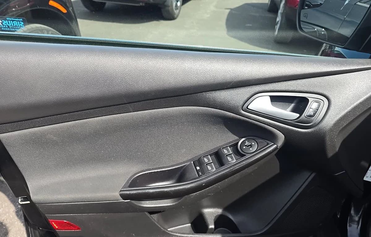 2017 FORD FOCUS TITANIUM SEDAN 6