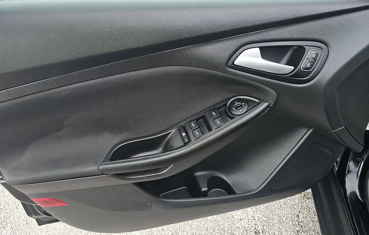 2018 FORD FOCUS SE HATCHBACK 6