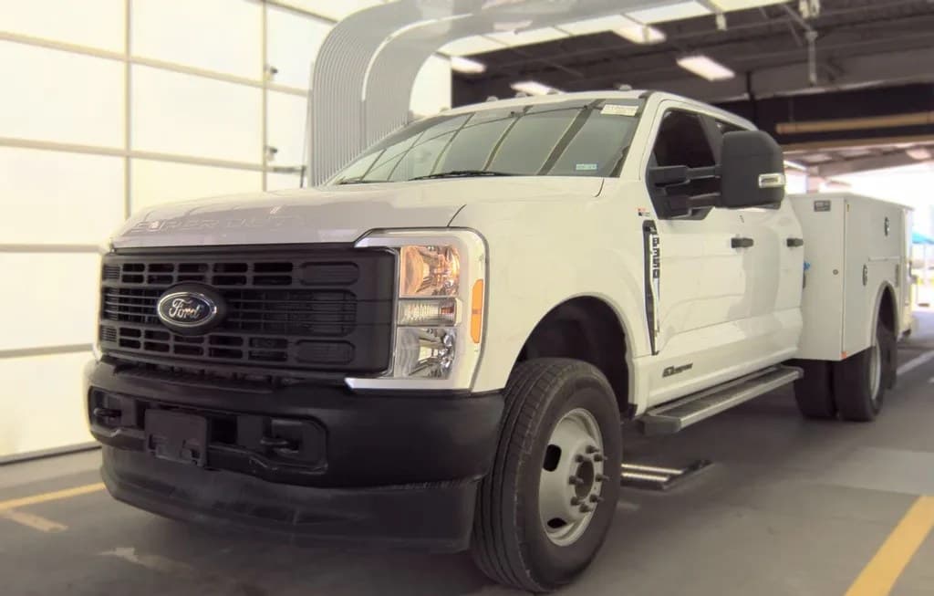 2023 FORD SUPER DUTY F-350 CAB CHASSIS XL CREW CAB DRW