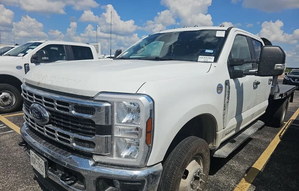 2025 FORD SUPER DUTY F-350 CAB CHASSIS XL CREW CAB DRW