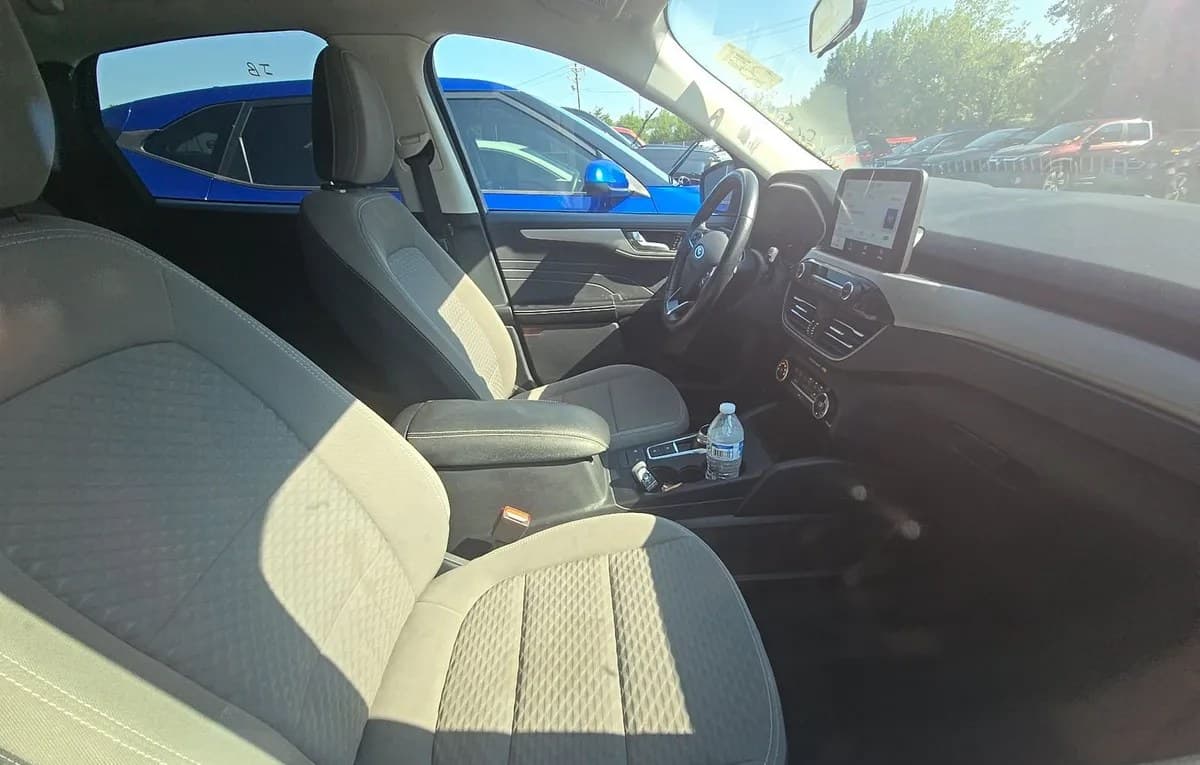 2021 FORD ESCAPE SE 4