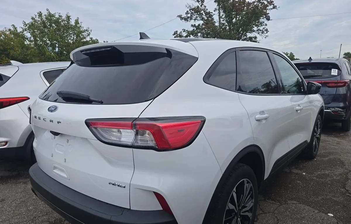 2021 FORD ESCAPE SE 4