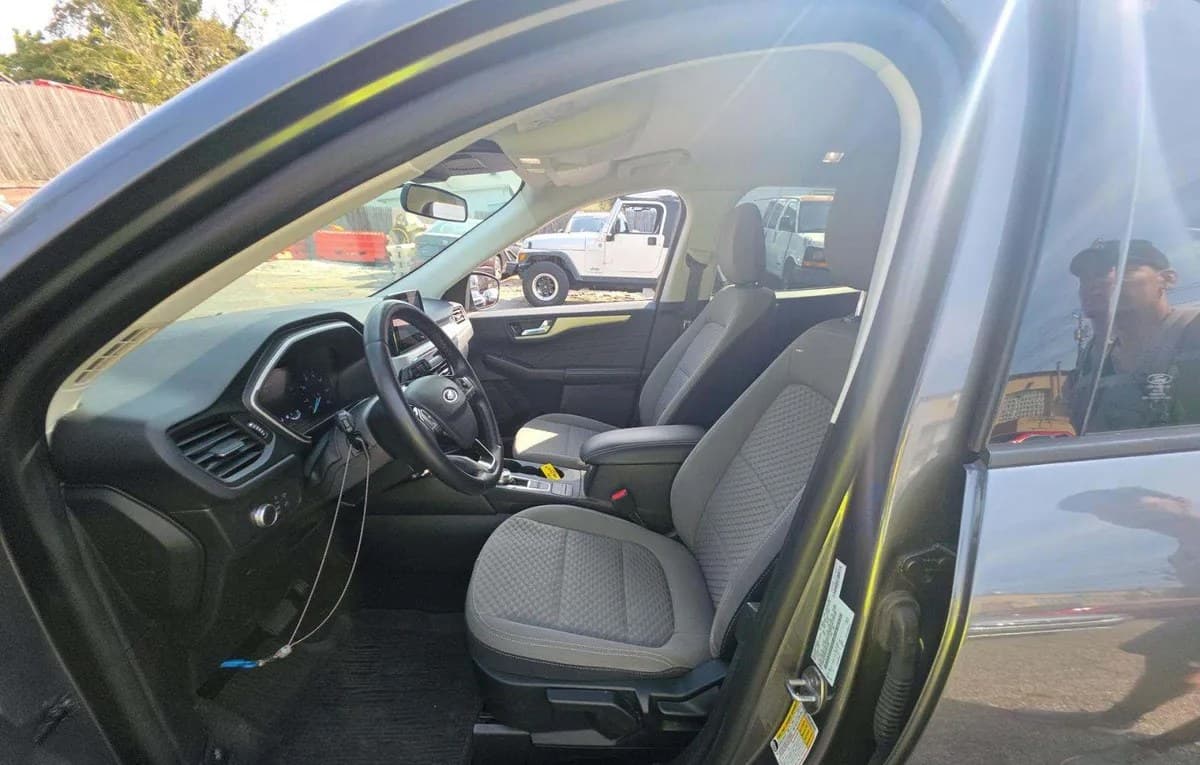2021 FORD ESCAPE SE 4