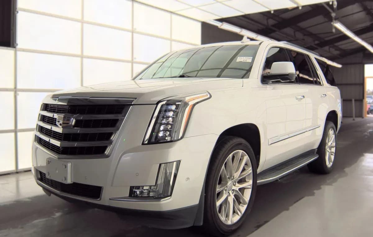 2017 CADILLAC ESCALADE Luxury 2