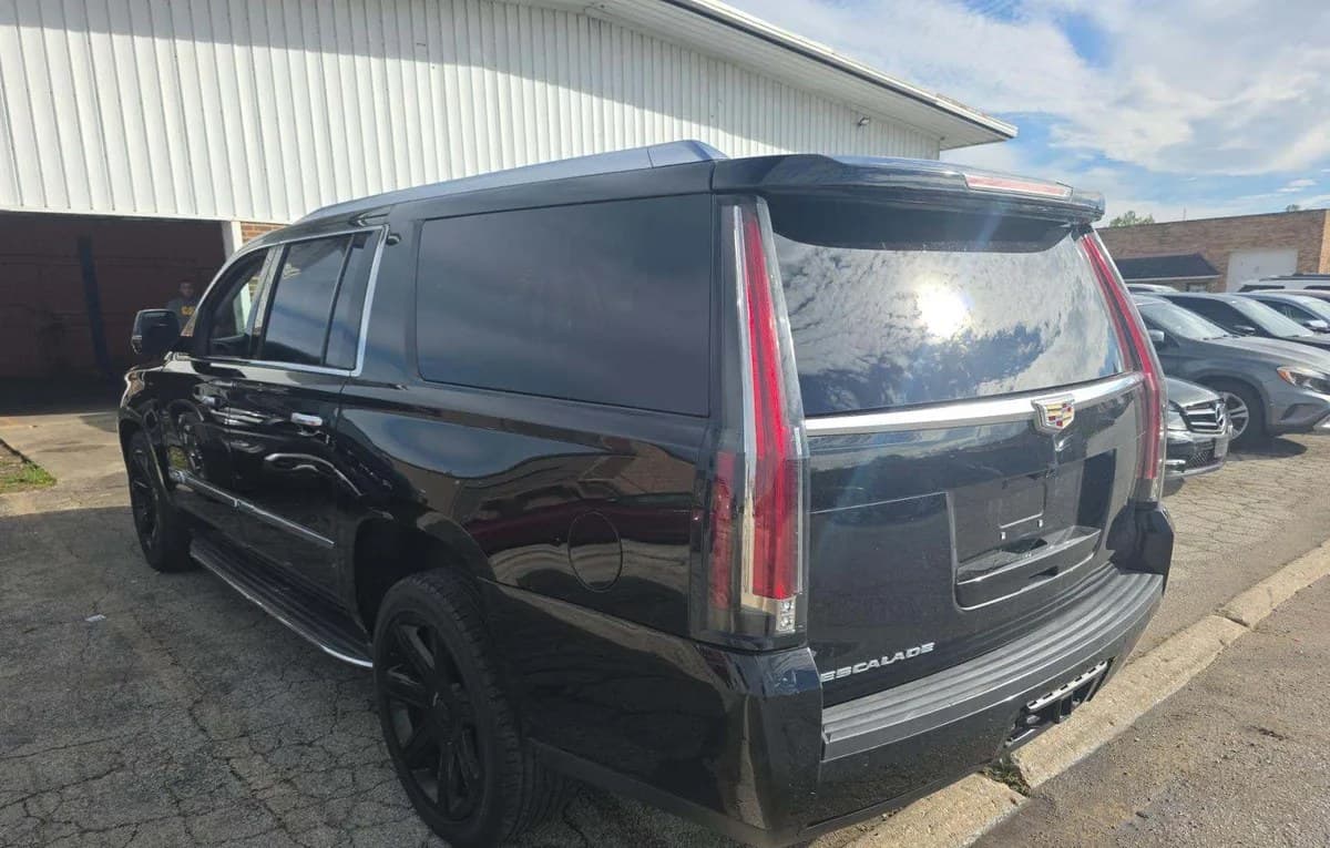 2017 CADILLAC ESCALADE ESV Luxury 3