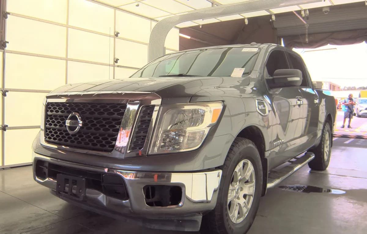 2017 NISSAN TITAN SV CREW CAB SHORT BED 2