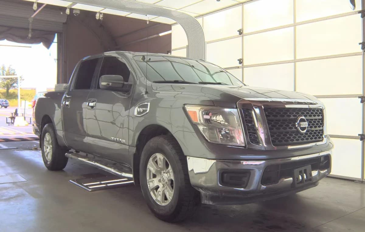 2017 NISSAN TITAN SV CREW CAB SHORT BED 4