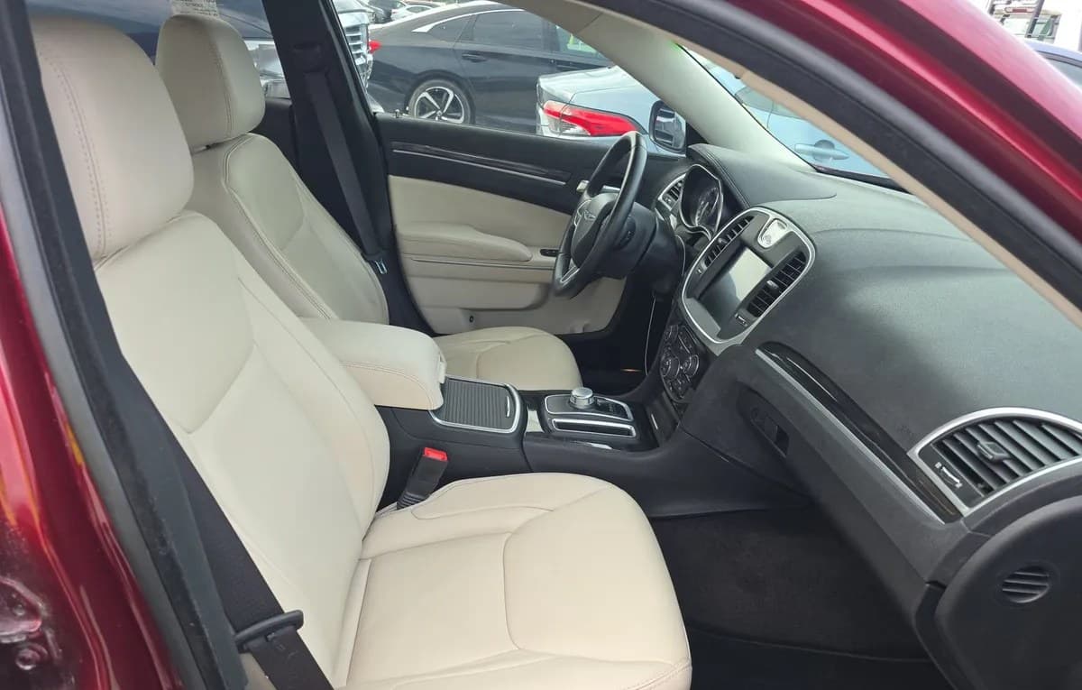 2017 CHRYSLER 300 Limited 5