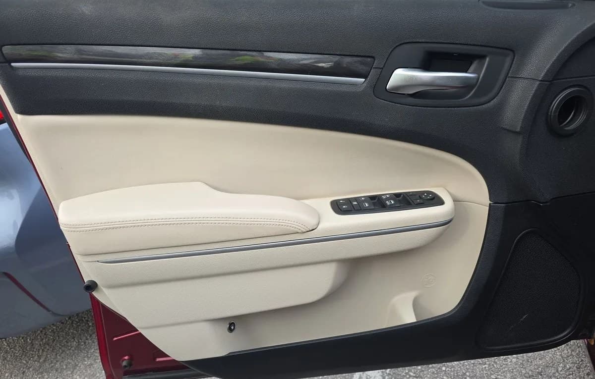 2017 CHRYSLER 300 Limited 6