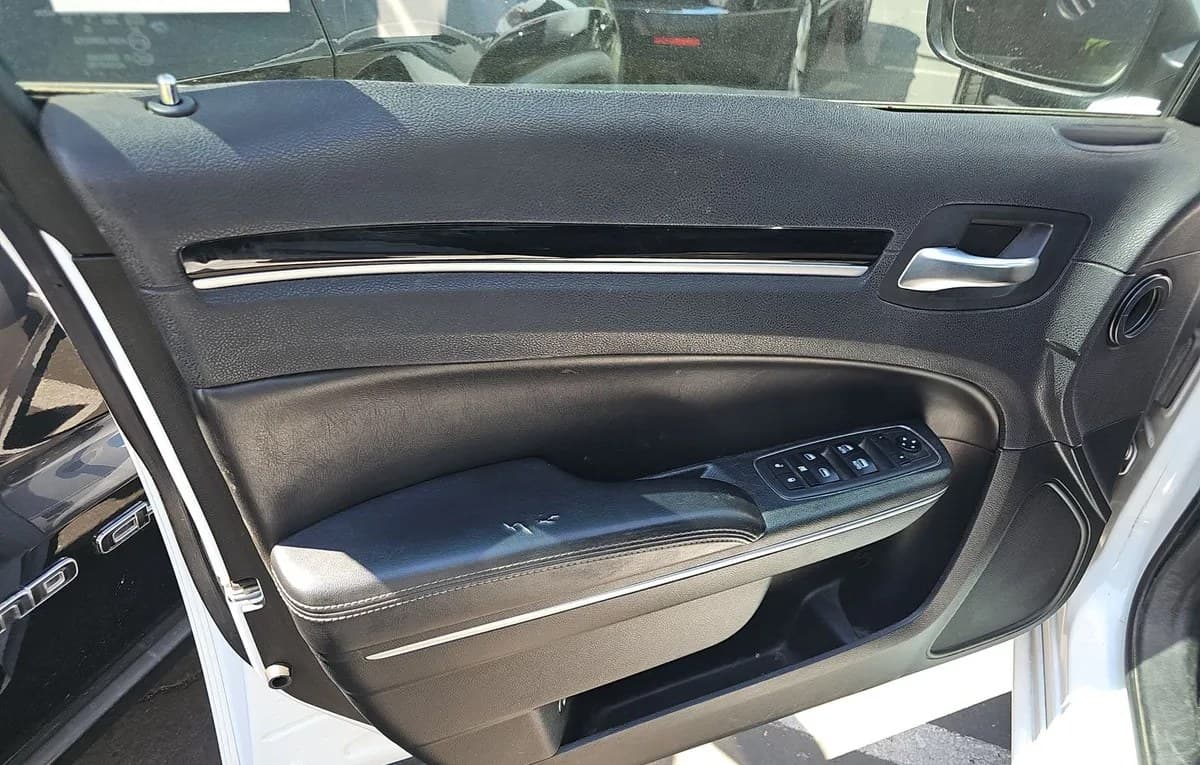 2018 CHRYSLER 300 S 5