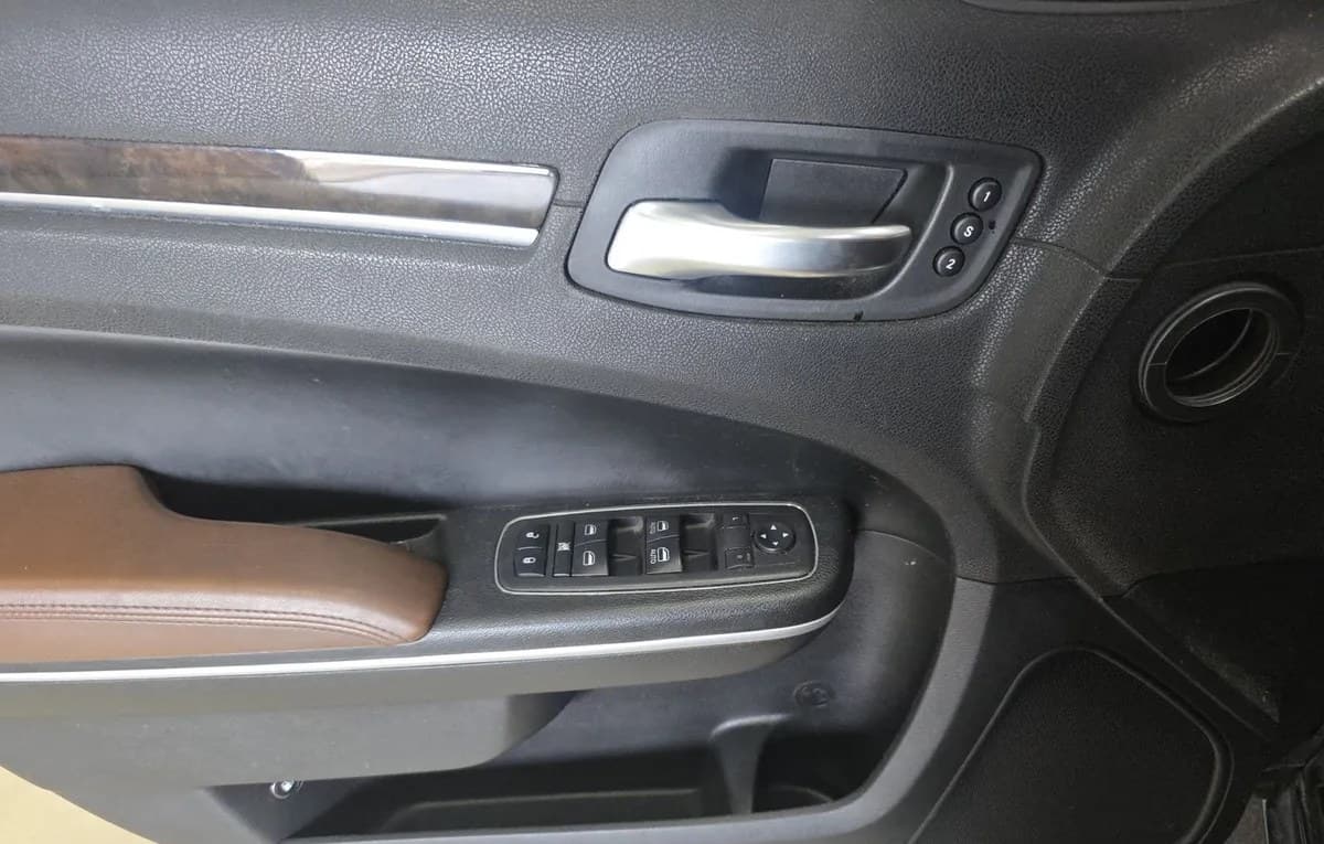 2019 CHRYSLER 300 LIMITED 6