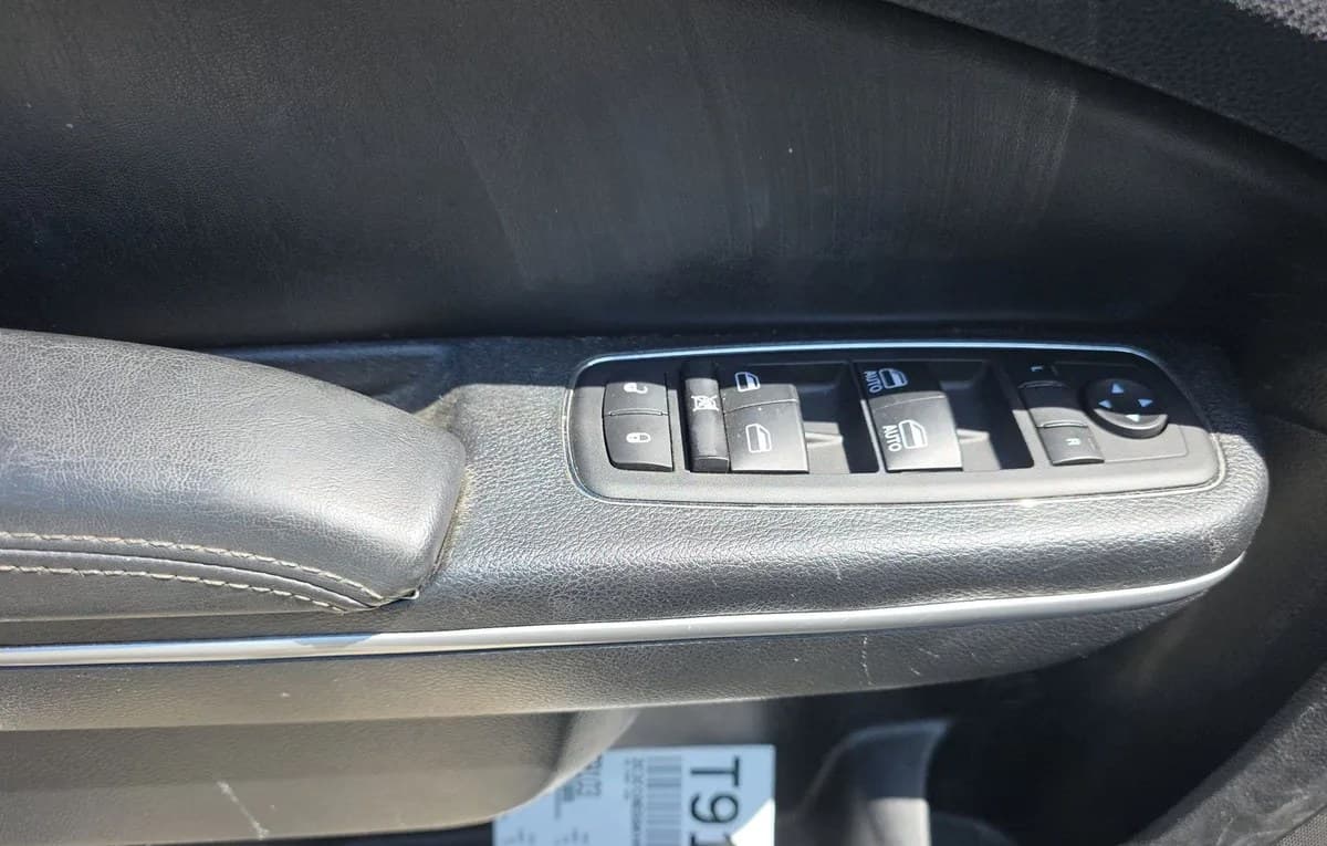 2019 CHRYSLER 300 Limited 5