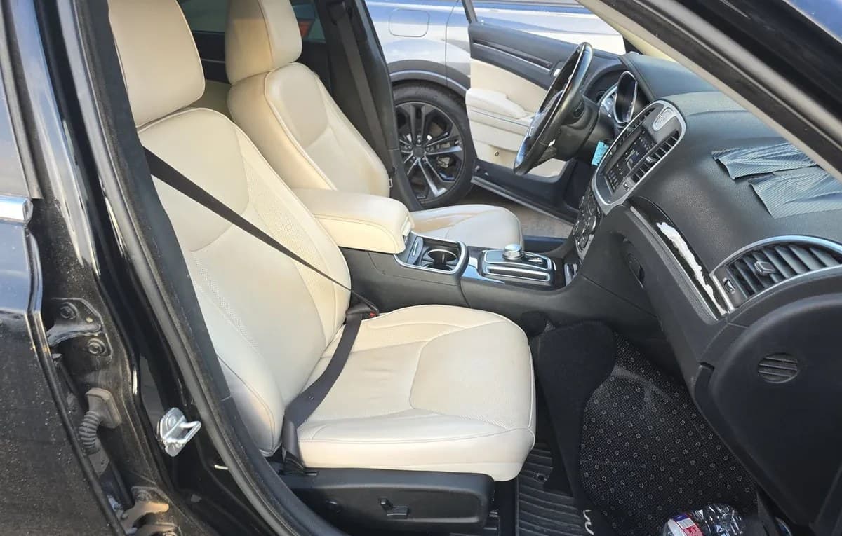 2019 CHRYSLER 300 Limited 4