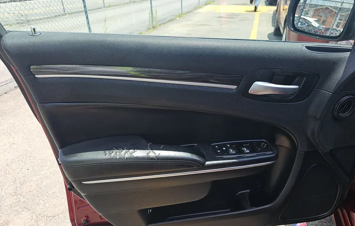 2017 CHRYSLER 300 Limited 5