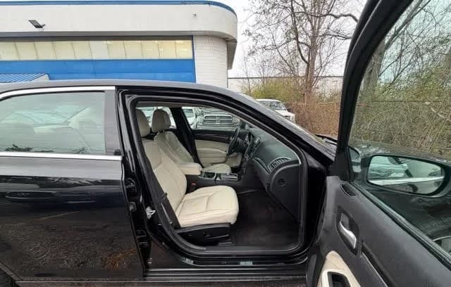 2017 CHRYSLER 300 Limited 7