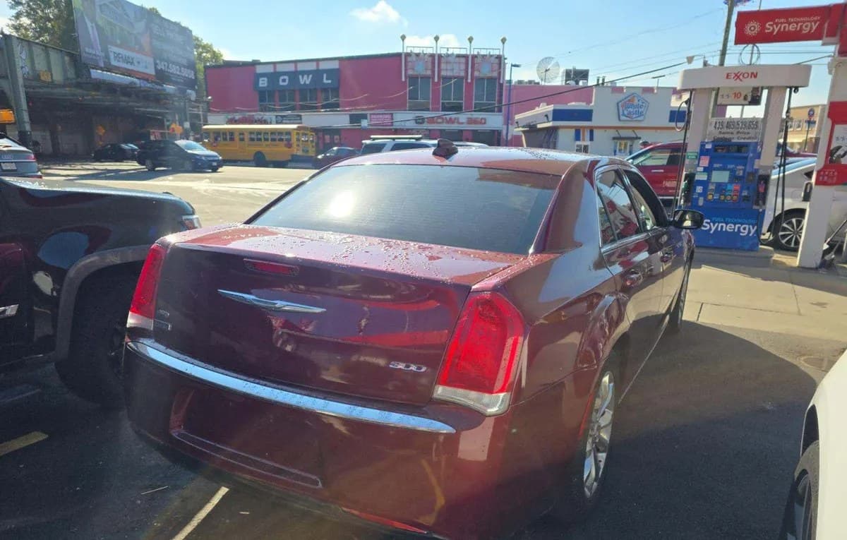 2017 CHRYSLER 300 Limited 4