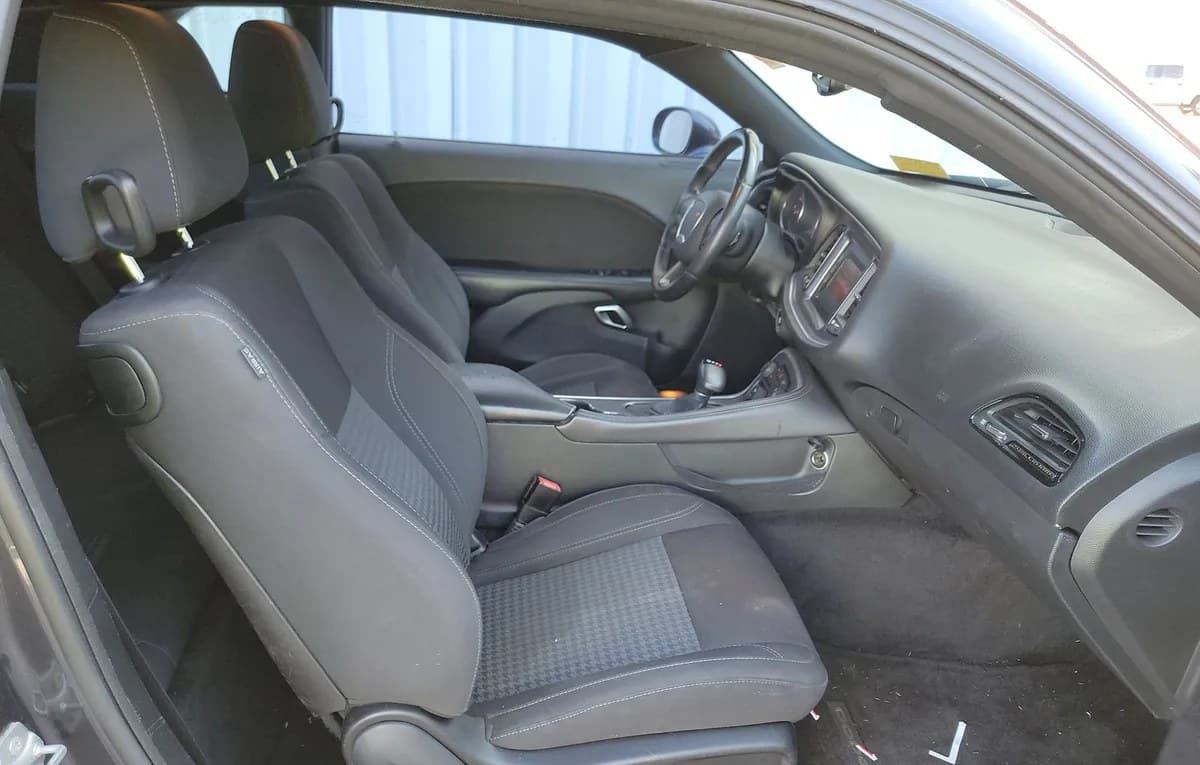 2017 DODGE CHALLENGER SXT 5
