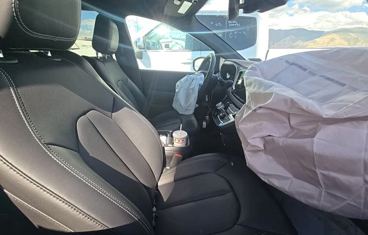 2027 CHRYSLER PACIFICA SELECT 121.6" WB 5