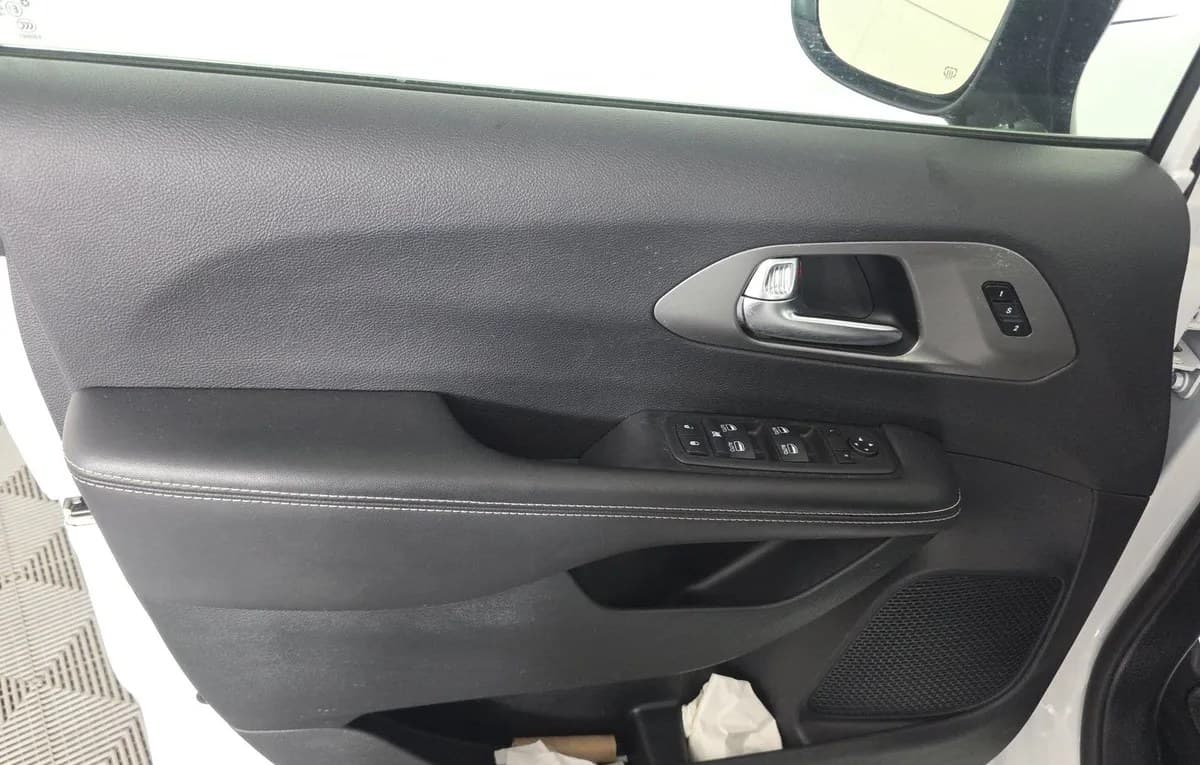 2025 CHRYSLER PACIFICA SELECT 121.6" WB 6