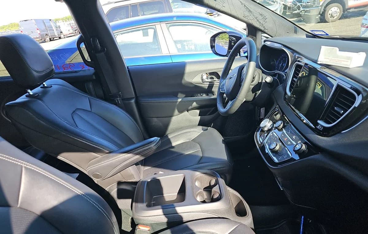 2025 CHRYSLER PACIFICA SELECT 121.6" WB 5