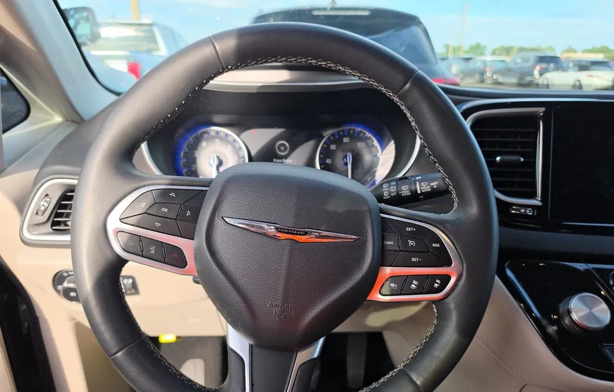 2023 CHRYSLER PACIFICA TOURING L 121.6" WB 7
