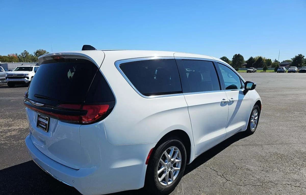 2024 CHRYSLER PACIFICA TOURING L 121.6" WB 4