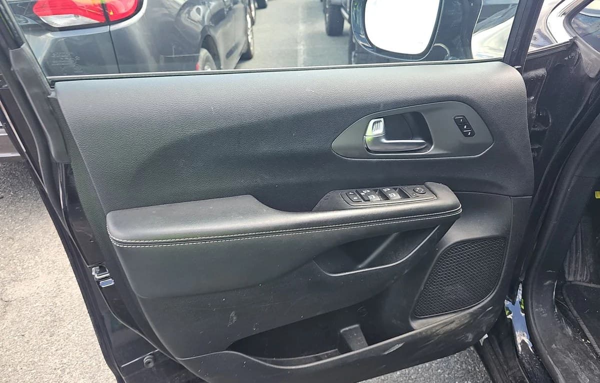 2025 CHRYSLER PACIFICA SELECT 121.6" WB 6