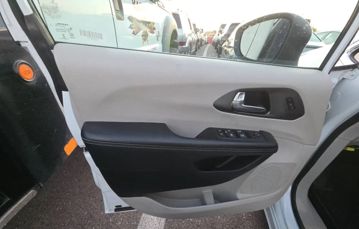 2023 CHRYSLER PACIFICA TOURING L 121.6" WB 6