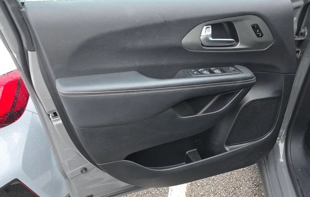 2025 CHRYSLER PACIFICA SELECT 121.6" WB 6