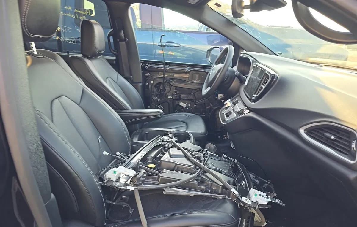 2026 CHRYSLER PACIFICA SELECT 121.6" WB 5