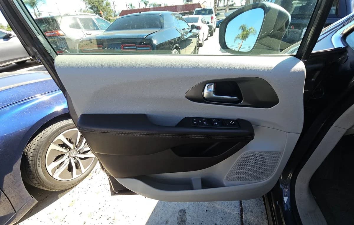 2021 CHRYSLER VOYAGER LX 121.6" WB 6