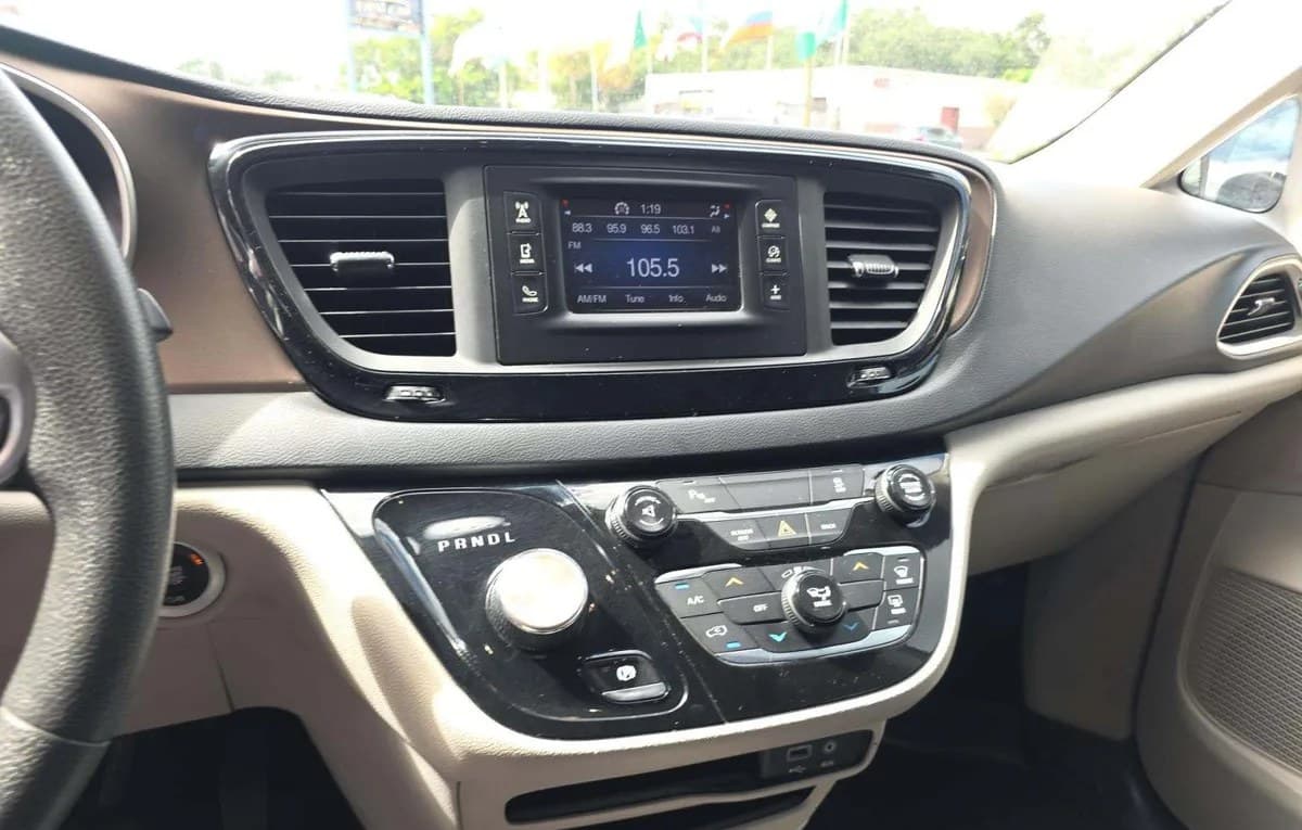 2017 CHRYSLER PACIFICA LX 121.6" WB 7