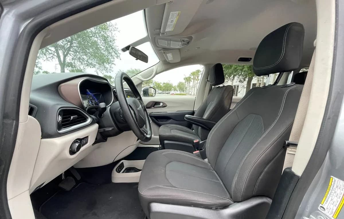2021 CHRYSLER VOYAGER LX 6