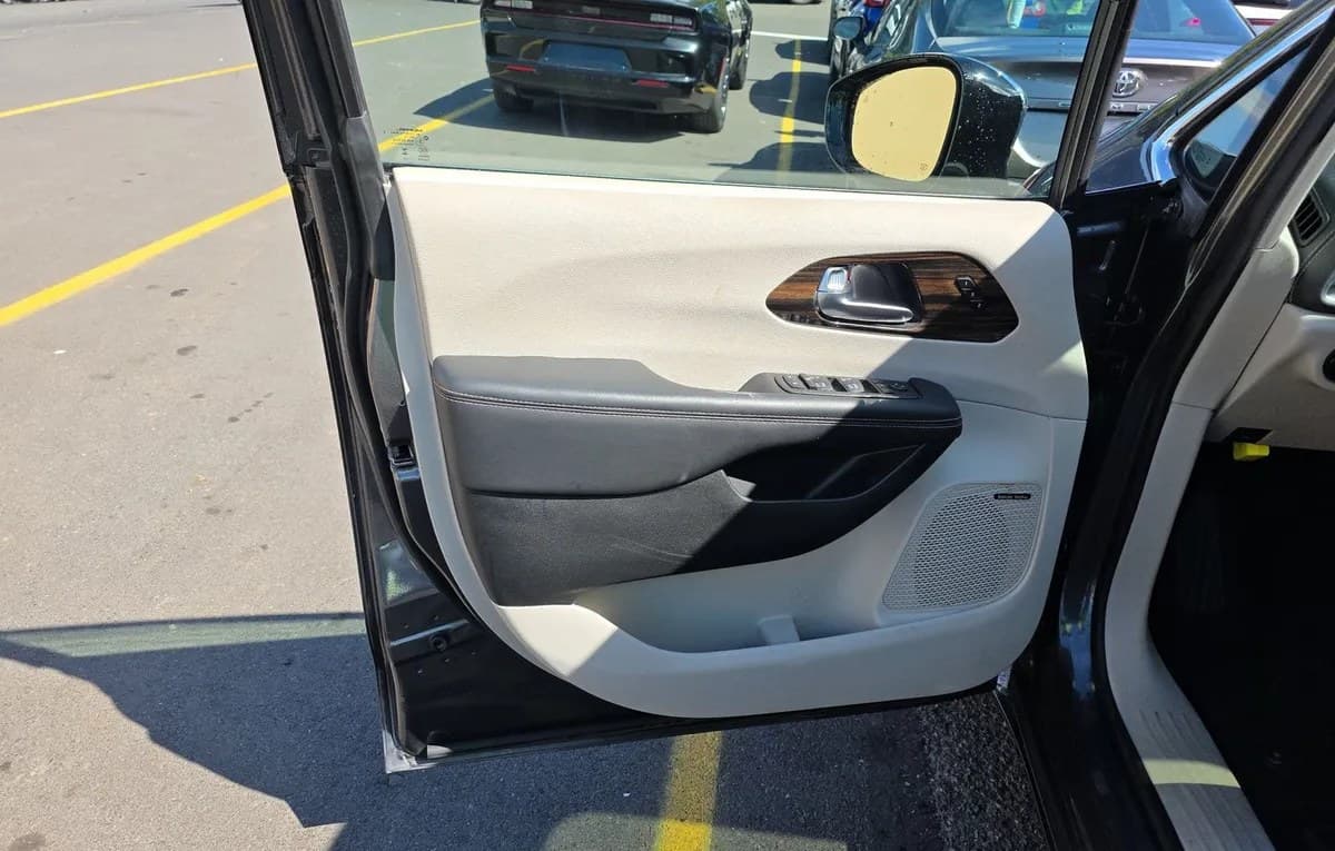 2023 CHRYSLER PACIFICA LIMITED 121.6" WB 6