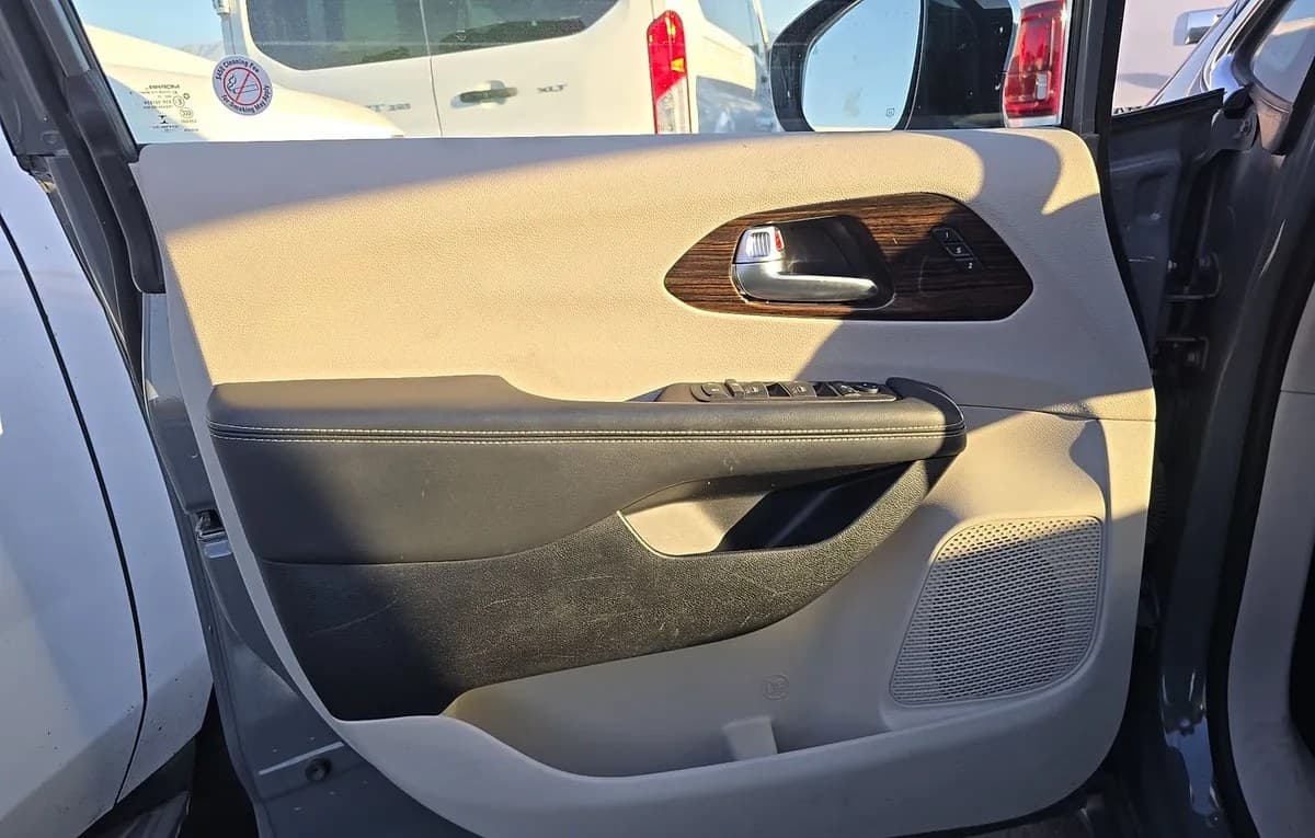 2023 CHRYSLER PACIFICA LIMITED 121.6" WB 6