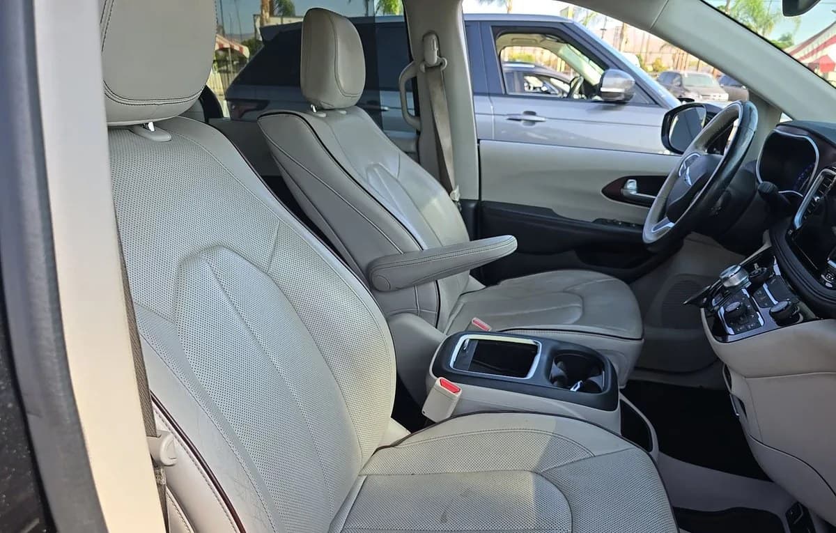 2017 CHRYSLER PACIFICA LIMITED 121.6" WB 5