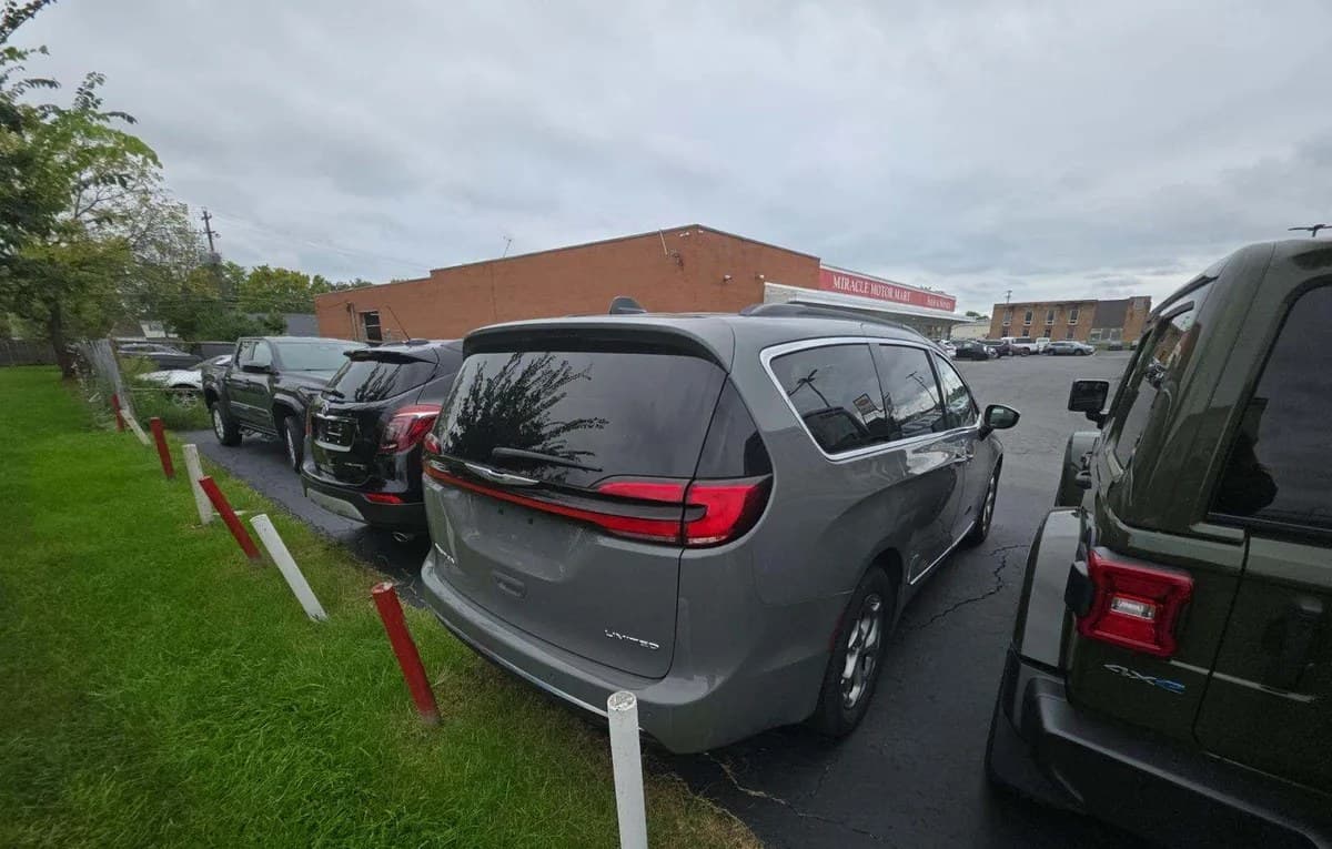 2023 CHRYSLER PACIFICA LIMITED 121.6" WB 4