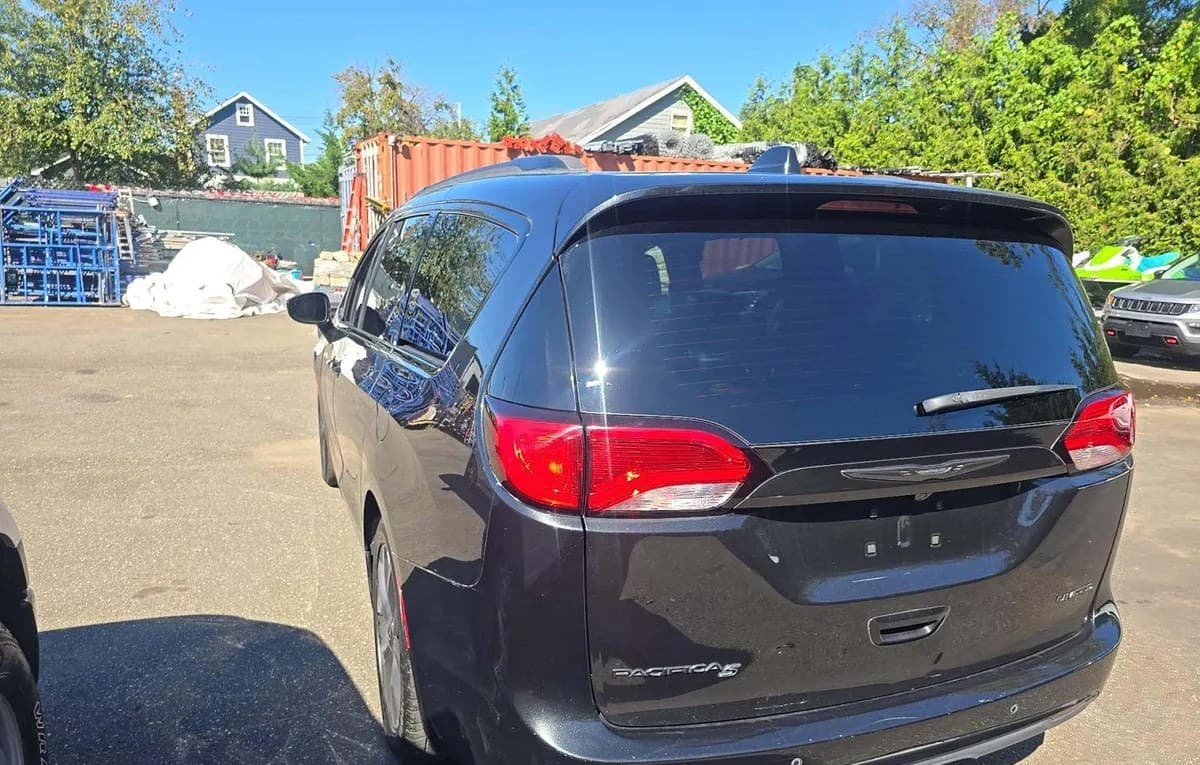 2018 CHRYSLER PACIFICA LIMITED 121.6" WB 3