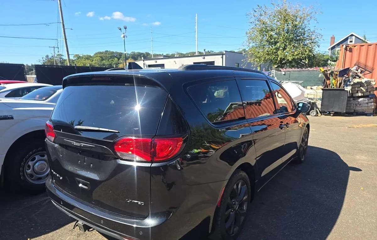 2018 CHRYSLER PACIFICA LIMITED 121.6" WB 4