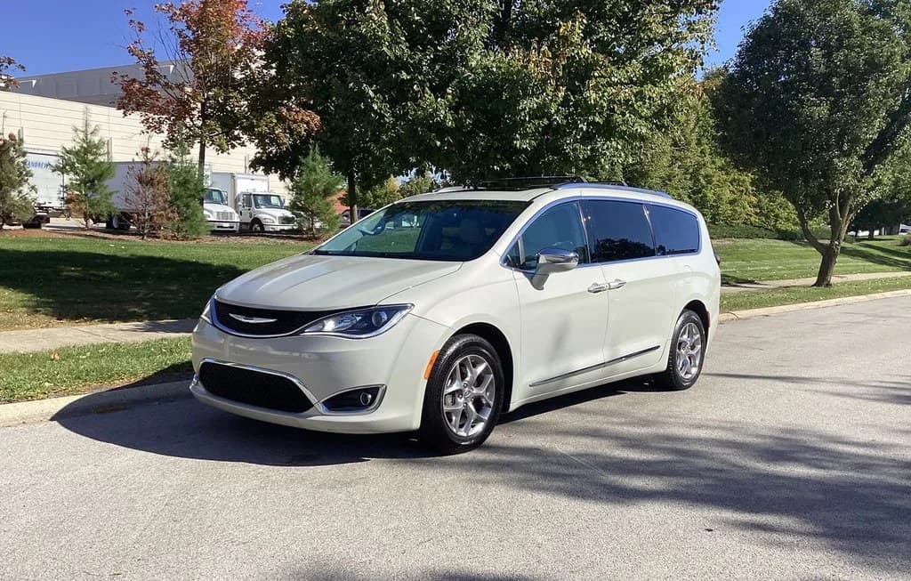 2019 CHRYSLER PACIFICA LIMITED 121.6" WB 1