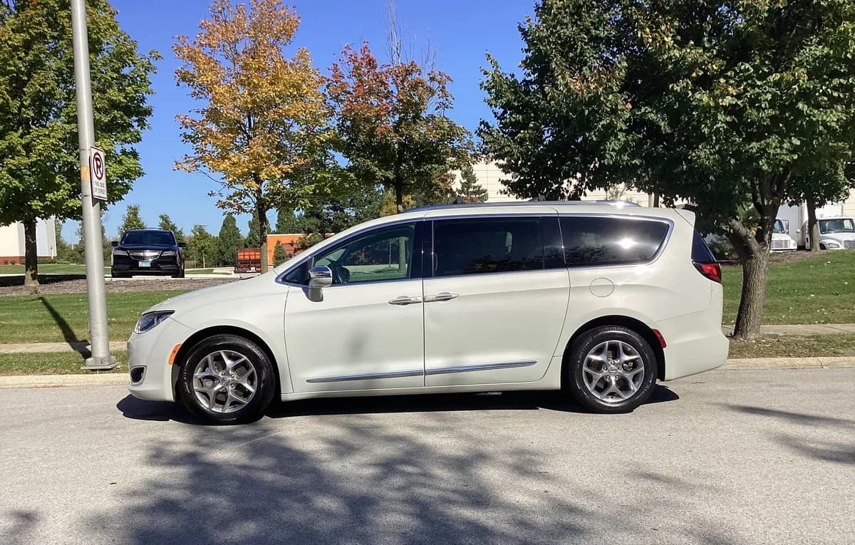 2019 CHRYSLER PACIFICA LIMITED 121.6" WB 5