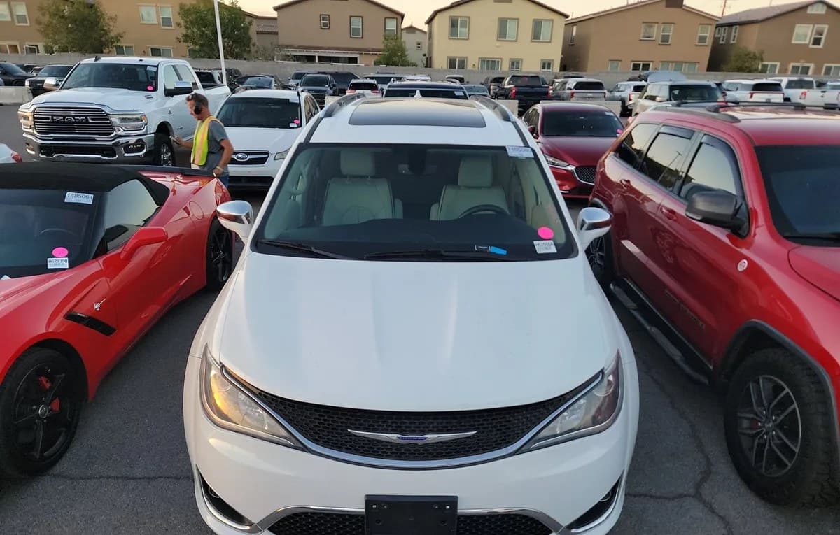 2020 CHRYSLER PACIFICA LIMITED 121.6" WB 3