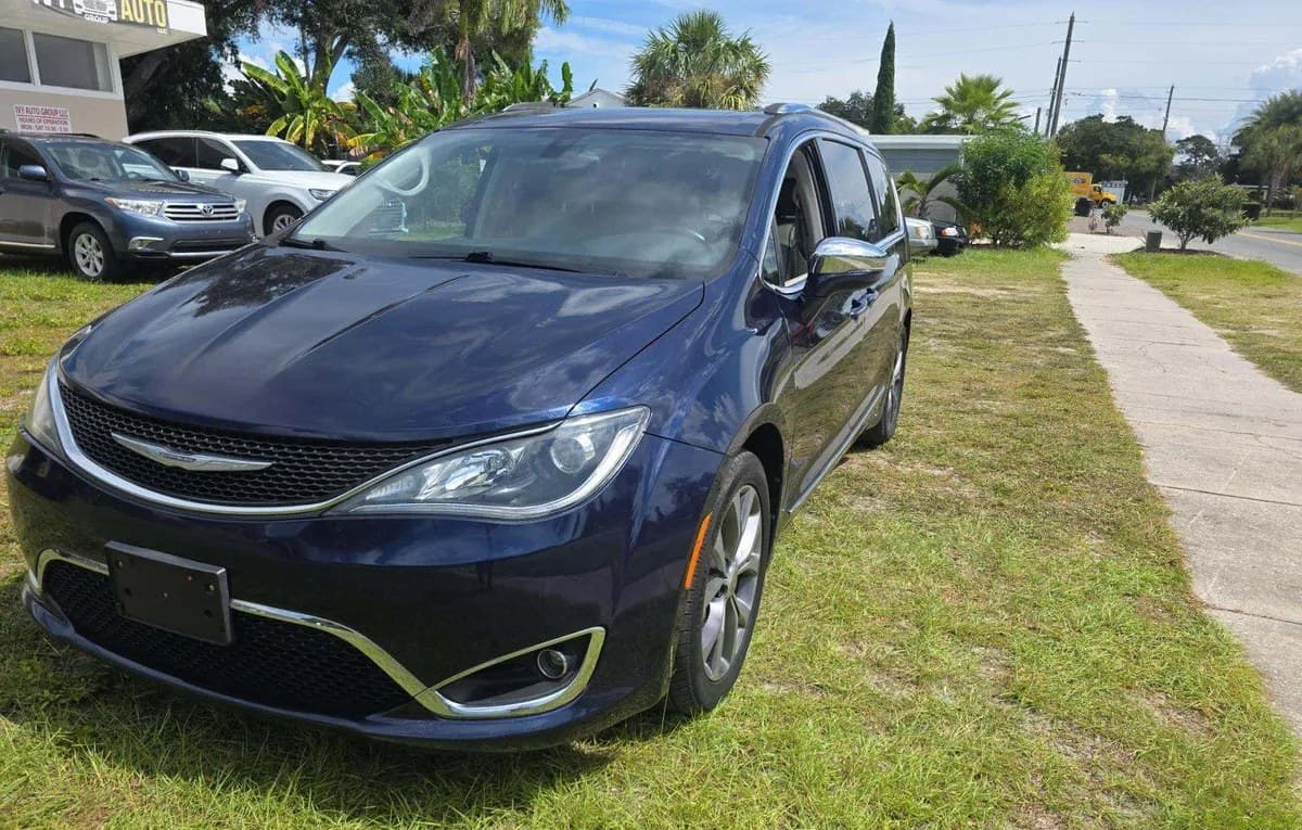 2017 CHRYSLER PACIFICA LIMITED 121.6" WB 2