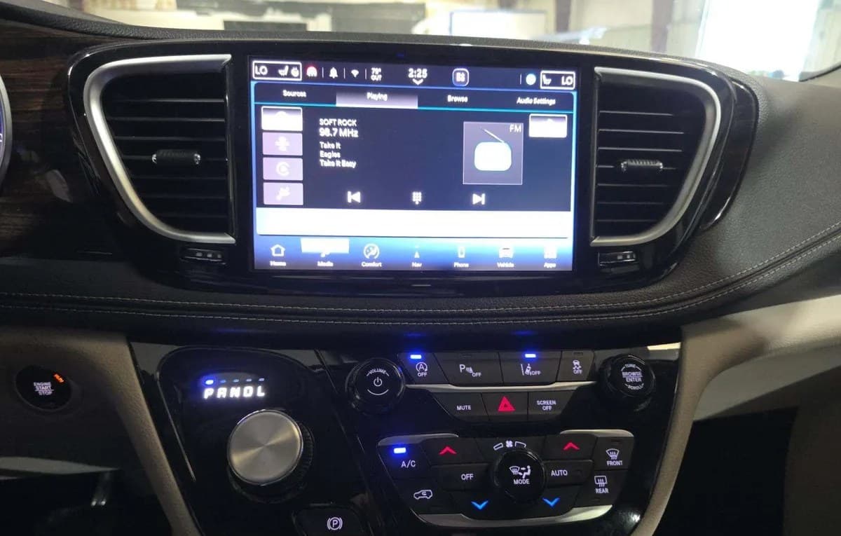 2023 CHRYSLER PACIFICA LIMITED 121.6" WB 7